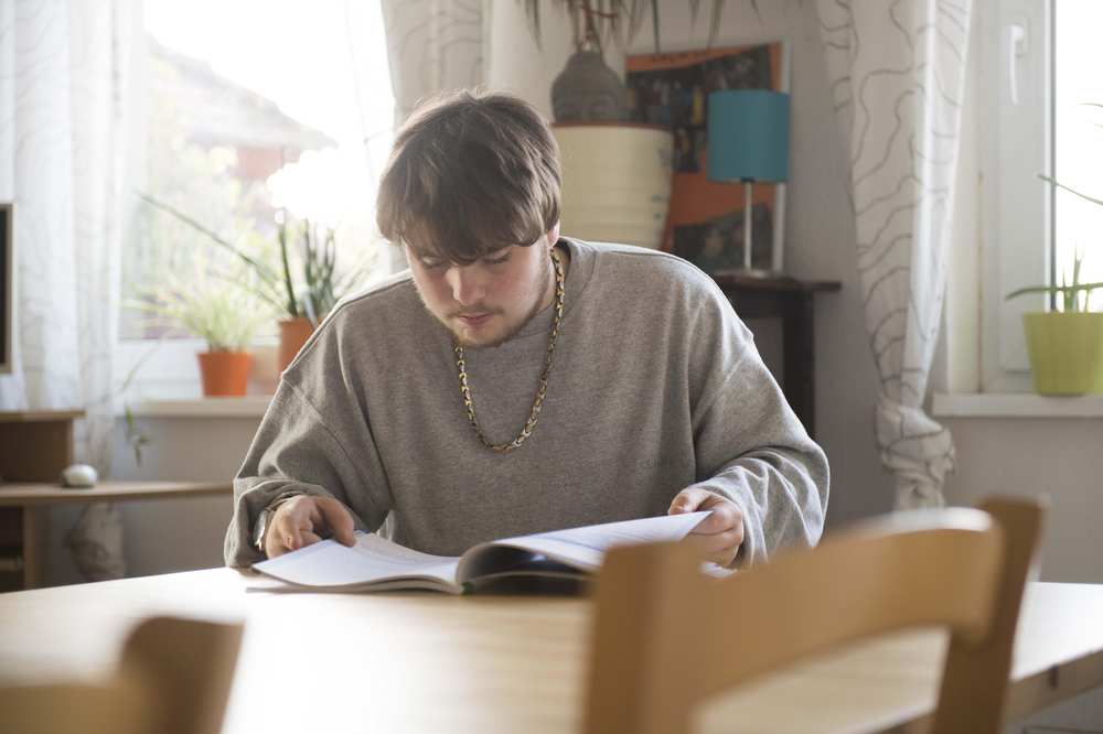 Ein junger Mann, der eine Zeitschrift liest 