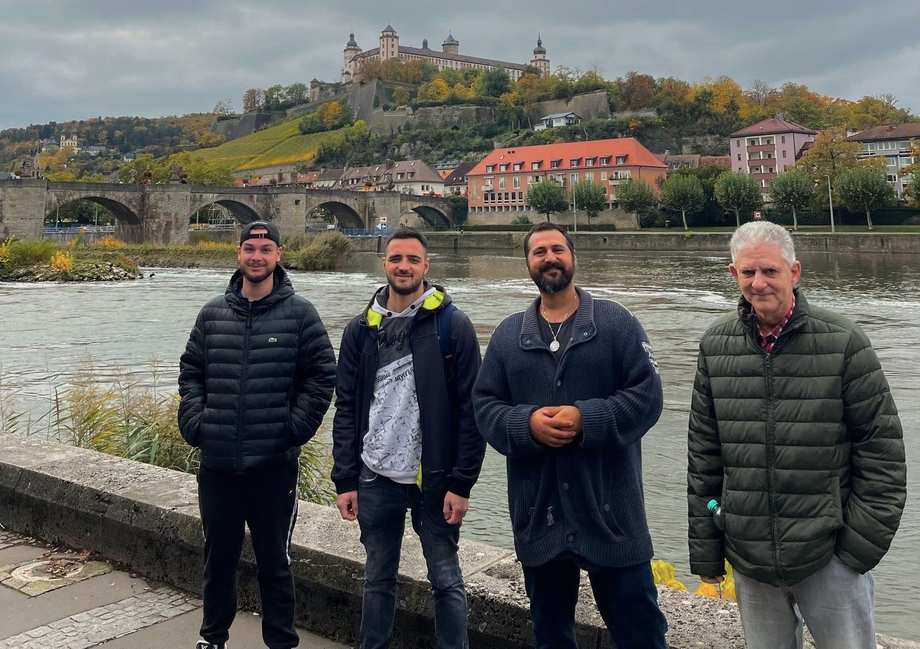 Vier Klienten in einem Gruppenfoto. Im Hintergrund ist Würzburg.